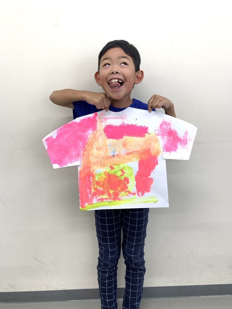 親子で夏色のオリジナルTシャツを画用紙で作って飾ろう